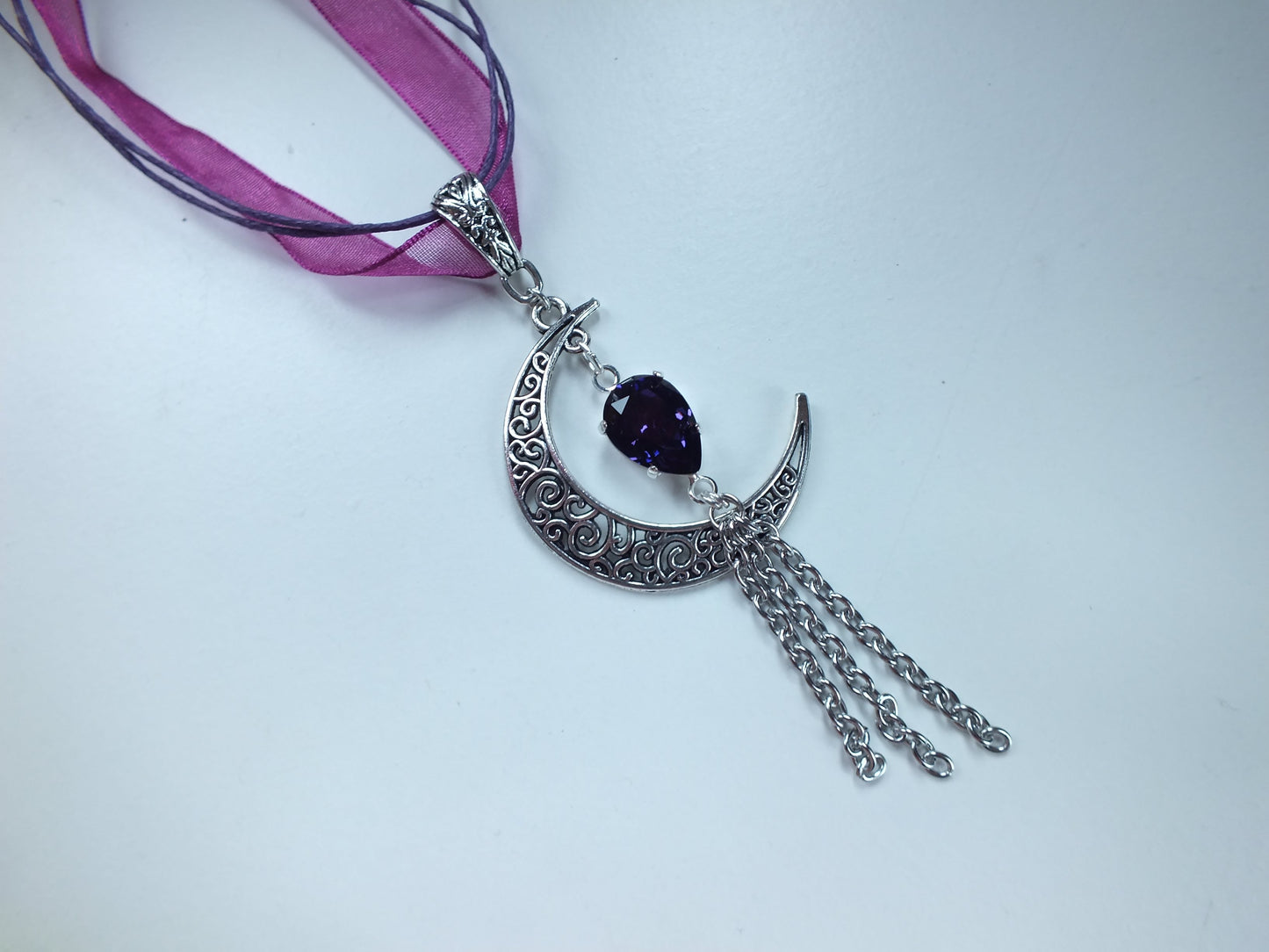 Collier décoré d'un swarovski original violet et belle Lune en filigrane, cordon violet multifils ou chaîne en acier inoxydable