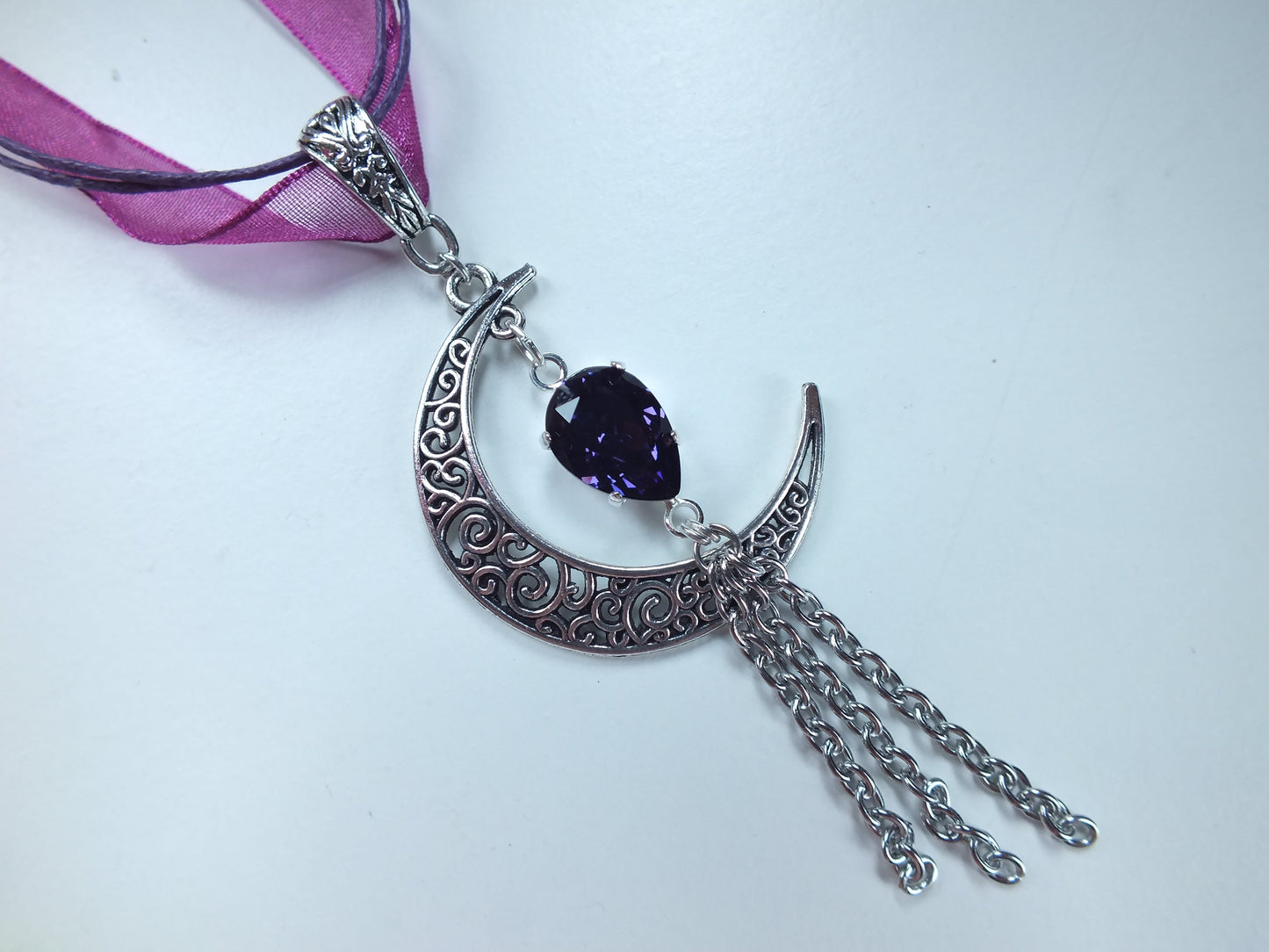 Collier décoré d'un swarovski original violet et belle Lune en filigrane, cordon violet multifils ou chaîne en acier inoxydable