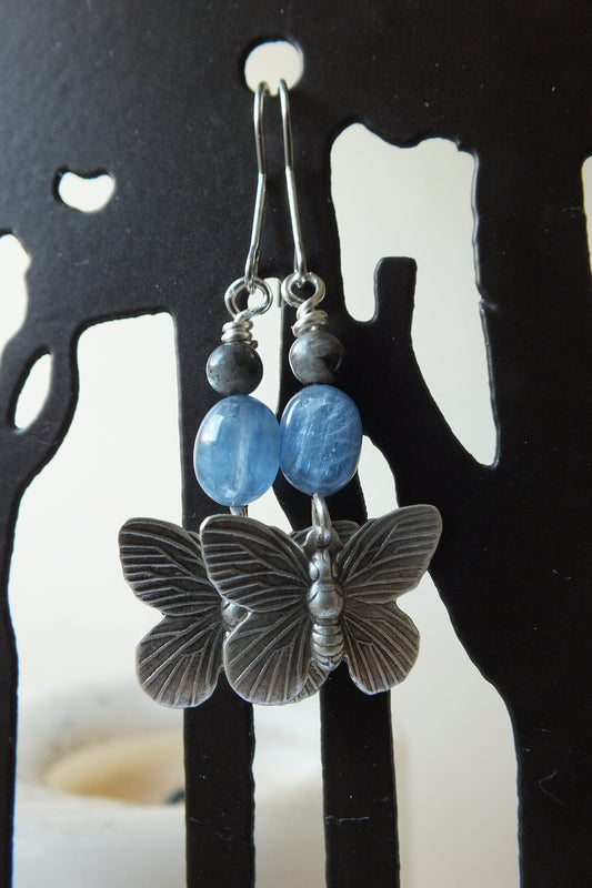 Boucles d'oreilles papillons disthène bleu larvikite