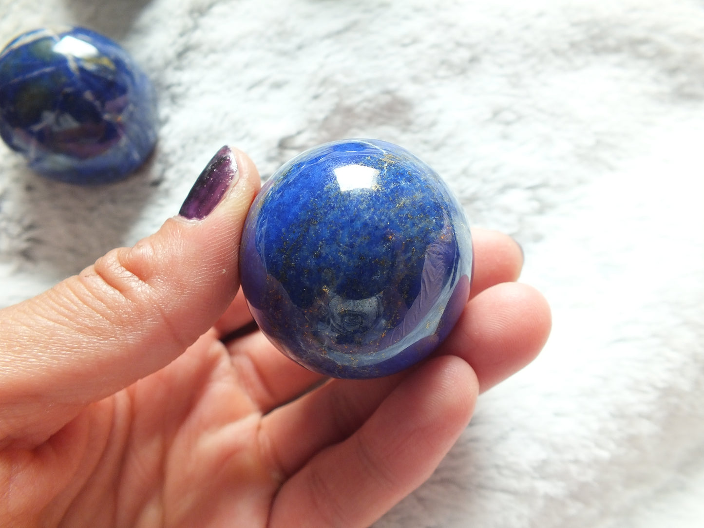 Sphère en lapis lazuli couleur vibrante