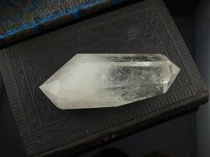 1 pointe de cristal de roche bi-terminée *D*