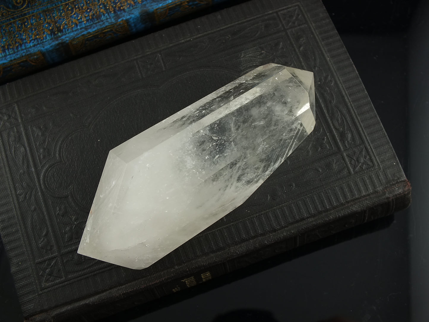 1 pointe de cristal de roche bi-terminée *D*