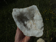 Charger la photo dans la galerie, 1 géode de cristal de roche 19x14 cm - AU CHOIX