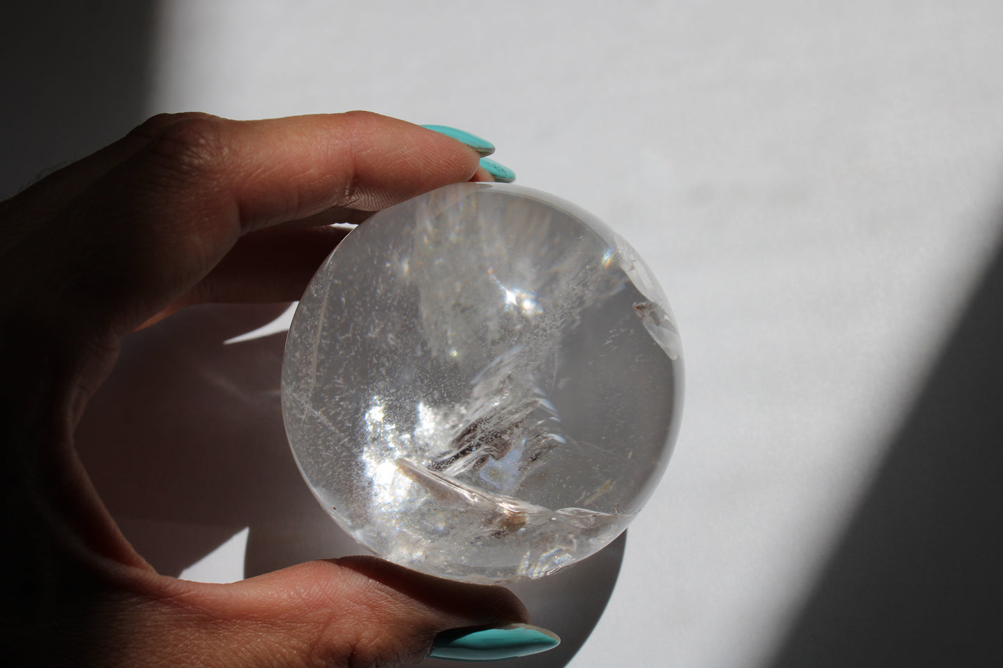 Sphère en cristal de roche avec support 6.3 cm