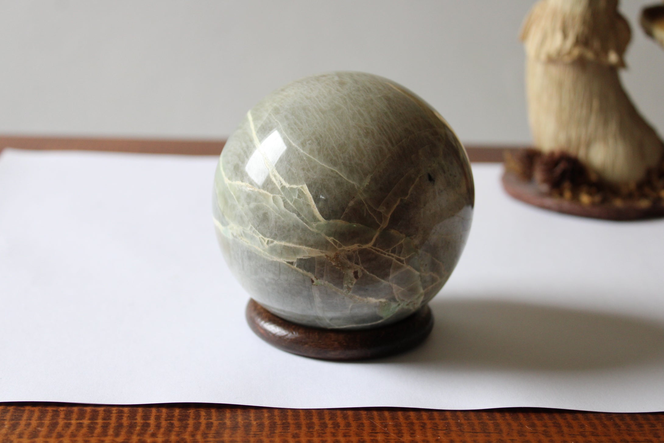 Grosse sphère de feldspath avec  garniérite pierre de lune verte 9 cm