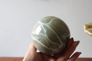 Grosse sphère de feldspath avec  garniérite pierre de lune verte 9 cm