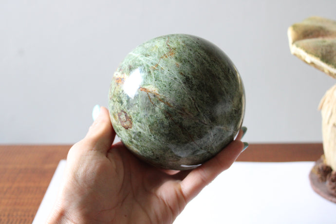 Grosse sphère de chrysoprase 11cm 1.338 kg