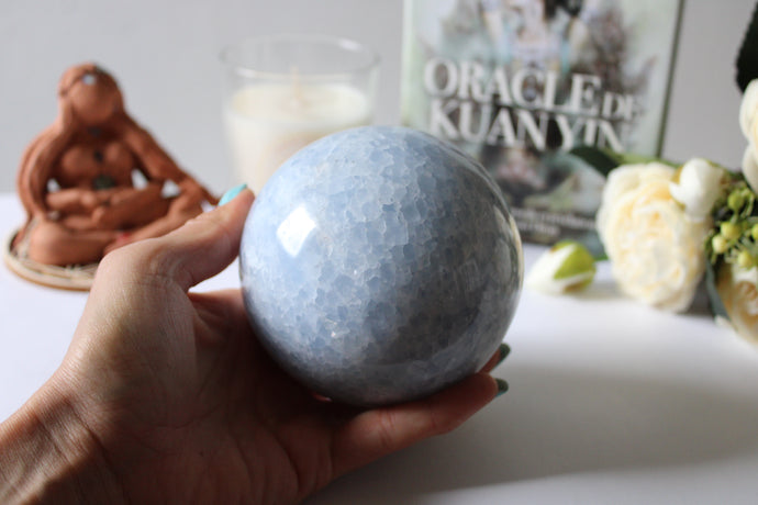 1 sphère de calcite bleue à poser 1.221 kg / 9.7 cm
