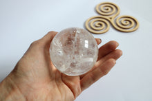 Charger la photo dans la galerie, Sphère en cristal de roche 7 cm avec support - COLIS *I*