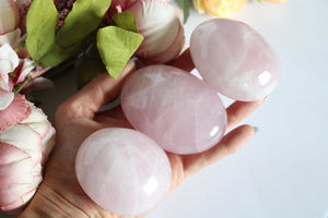 1 gros galet de quartz rose