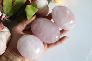 1 gros galet de quartz rose