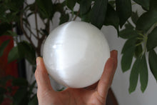 Charger la photo dans la galerie, Sphère de sélénite 10.5 cm avec support en bois