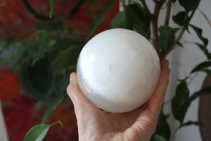 Sphère de sélénite 10.5 cm avec support en bois
