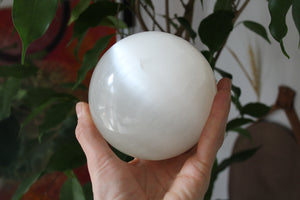 Sphère de sélénite 10.5 cm avec support en bois