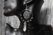 Charger la photo dans la galerie, Boucles d&#39;oreilles symbole Hécate cristal de roche et perles fantaisie