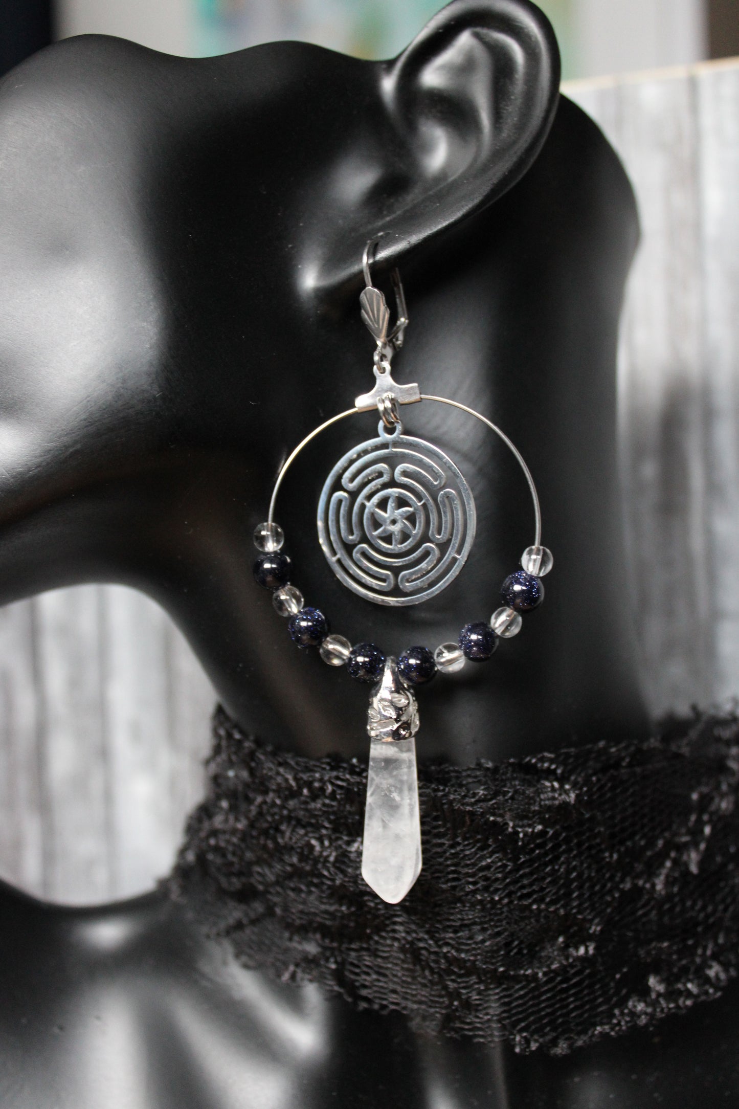 Boucles d'oreilles symbole Hécate cristal de roche et perles fantaisie