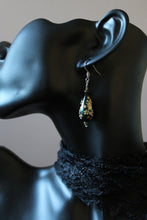 Charger la photo dans la galerie, Boucles d&#39;oreilles fleuries et obsidiennes dorées
