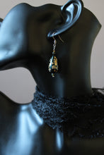 Charger la photo dans la galerie, Boucles d&#39;oreilles fleuries et obsidiennes dorées