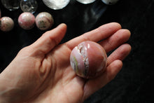Charger la photo dans la galerie, 1 sphère en opale rose du Pérou 4 cm avec socle
