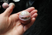 Charger la photo dans la galerie, 1 sphère en opale rose du Pérou 4 cm avec socle