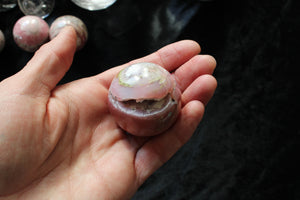 1 sphère en opale rose du Pérou 4 cm avec socle
