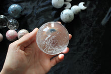 Charger la photo dans la galerie, Sphère en cristal de roche 423 grammes 7 cm
