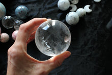 Charger la photo dans la galerie, Sphère en cristal de roche 423 grammes 7 cm