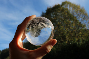 Sphère en cristal de roche 423 grammes 7 cm