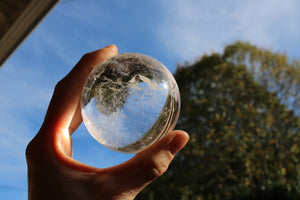 Sphère en cristal de roche 423 grammes 7 cm
