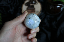 Charger la photo dans la galerie, 1 sphère labradorite blanche / pierre de lune arc en ciel 4.2cm