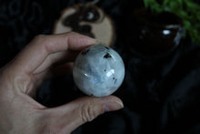 Charger la photo dans la galerie, 1 sphère labradorite blanche / pierre de lune arc en ciel 4.2cm