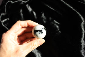1 sphère labradorite blanche / pierre de lune arc en ciel 3.45 cm