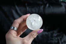 Charger la photo dans la galerie, Sphère en cristal de roche 5.5 cm avec support