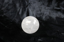Charger la photo dans la galerie, Sphère en cristal de roche 5.5 cm avec support