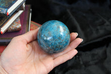 Charger la photo dans la galerie, Sphère en apatite bleue avec socle 7  cm