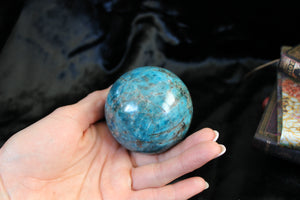 Sphère en apatite bleue avec socle 7  cm