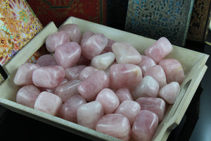 1 grosse pierre roulée de quartz rose