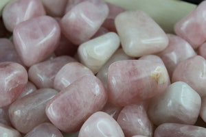 1 grosse pierre roulée de quartz rose