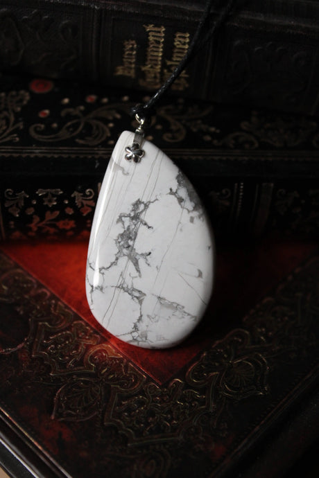 Collier avec howlite ovale
