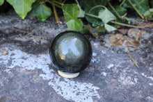 Charger la photo dans la galerie, C. Sphère en obsidienne dorée 7 cm 290 grammes