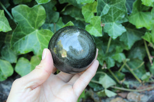 C. Sphère en obsidienne dorée 7 cm 290 grammes