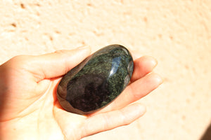 3. Obsidienne mentogochol grand galet  RARE 8 x 4.7 x 3.2 cm