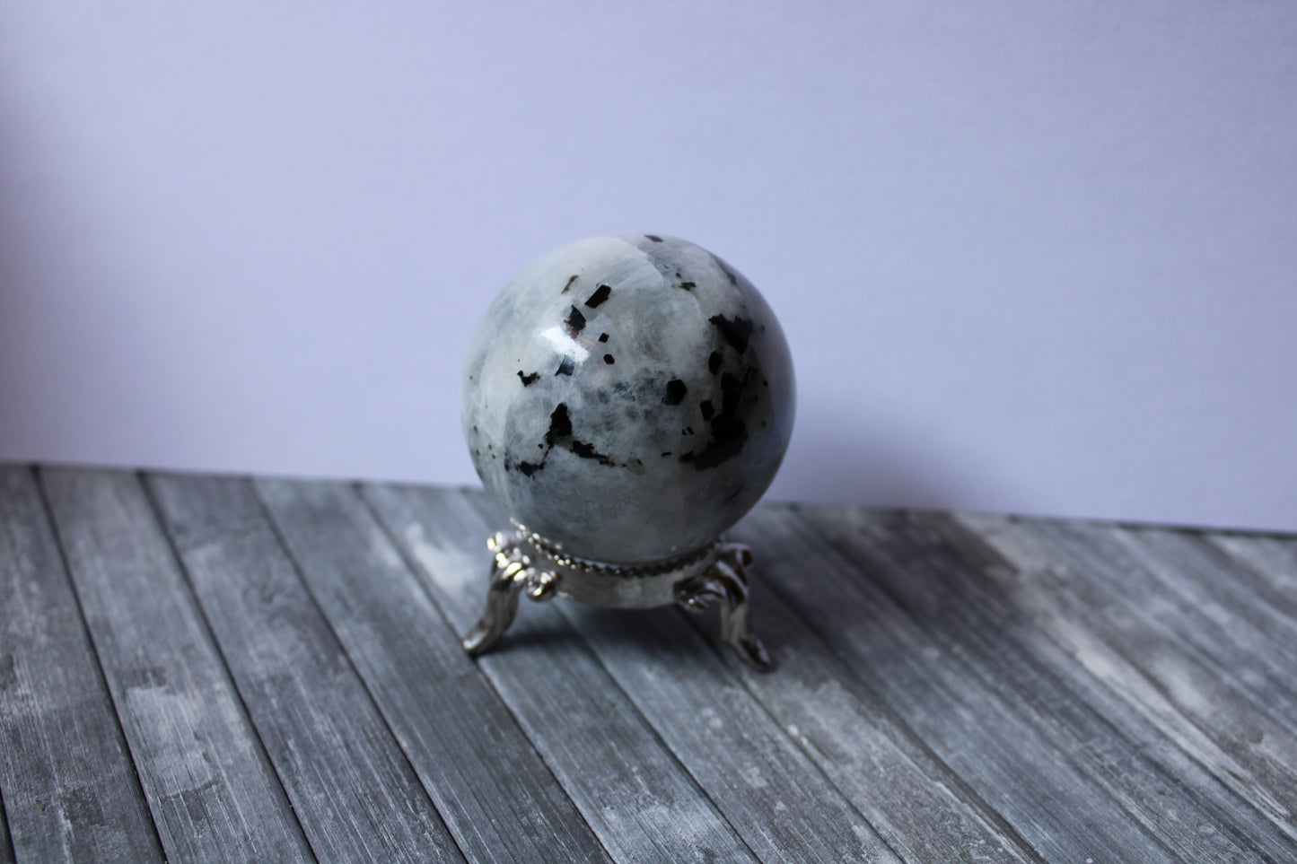 Sphère labradorite blanche / pierre de lune arc en ciel