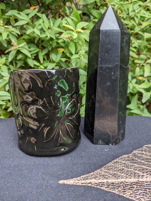 1 pointe de tourmaline noire + poterie